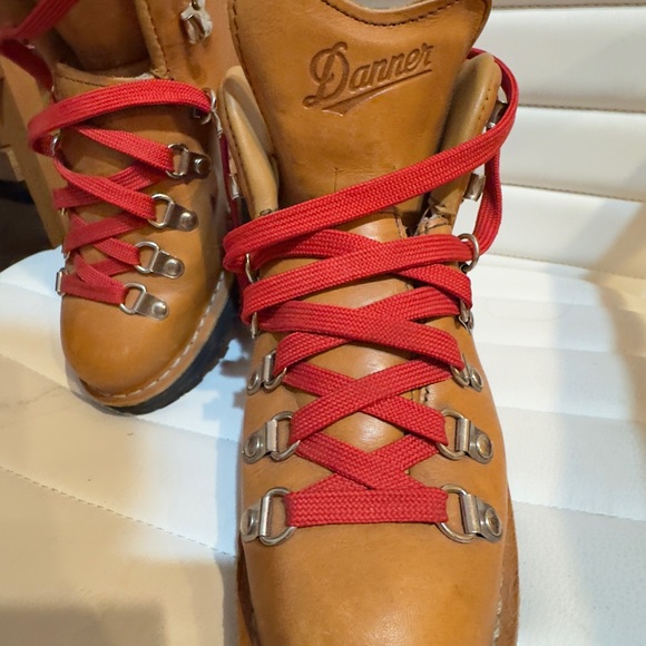 Danner Women’s Cascade Clovis GORE-TEX Boots - Tan and Red - Picture 2 of 10